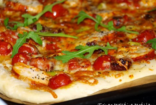 Image: Pizza med marinert kylling, cherrytomater, mozzarella, vårløk og basilikumolje