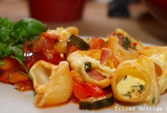 Image: Ostegratinerte pastaskjell med cherrytomater, squash, paprika og chili