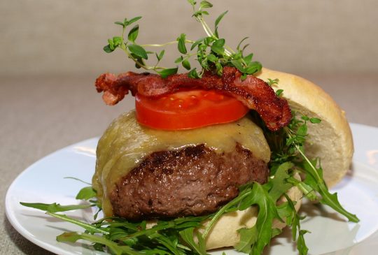 Image: Baconburger med cheddar og chilimajones