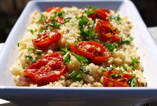 Image: Couscous-salat med rødløk, sitron, urter og ovnsbakte tomater