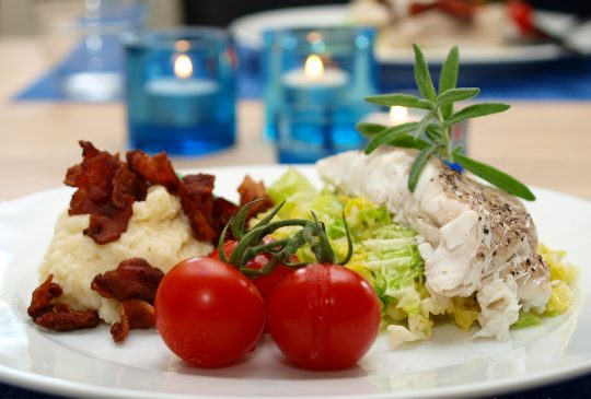 Image: Dampet sei med sellerimos, savoykål, tomater og sprøstekt bacon