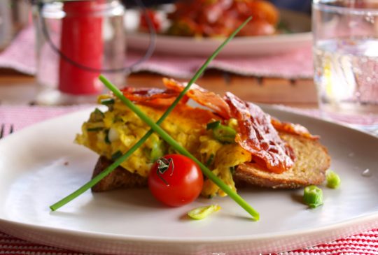 Image: Brunsj-omelett med vårløk og sprøstekt spekeskinke