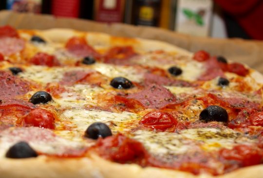 Image: Pizza med italiensk salami, mozzarella og oliven
