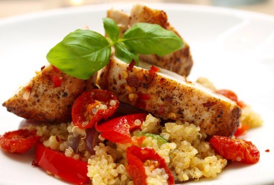 Image: Chilikylling med quinoa, ovnsbakte tomater og hvitløkskrem