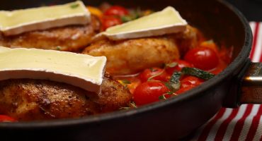 Image: Kylling med brie og spicy tomatsaus