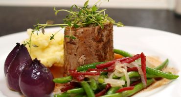 Image: Svinefilet med bakt løk, sellerirotmos og balsamicosaus