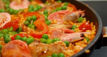 Image: En slags paella med kylling, chorizo og reker