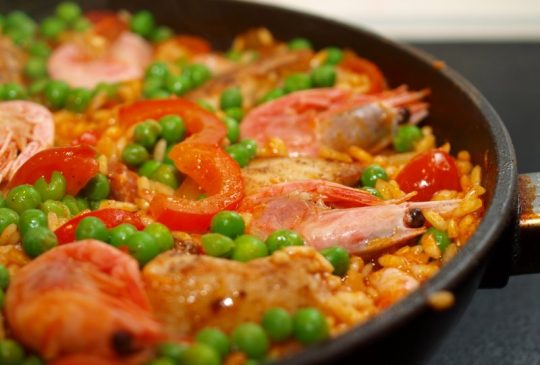 Image: En slags paella med kylling, chorizo og reker