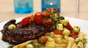 Image: Entrecôte med pestomarinerte tomater og mozzarella