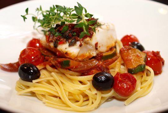Image: Ovnsbakt torsk med oliven, tomat og basilikumcrust