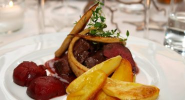 Image: Rosastekt reinsdyrfilet med røde plommer og glasert persillerot
