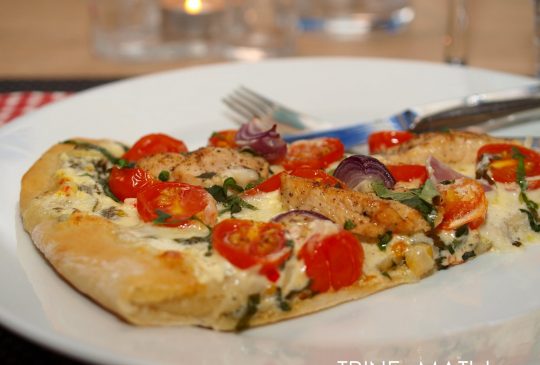 Image: Hvit pizza med kylling, cherrytomater, mozzarella og basilikum