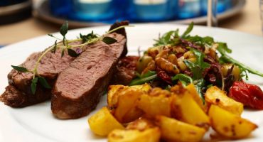 Image: Lammefilet med sennepsbakte poteter og olivensalat