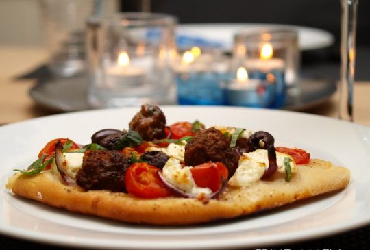 Image: Gresk pizza med kjøttboller, tomater, oliven og feta