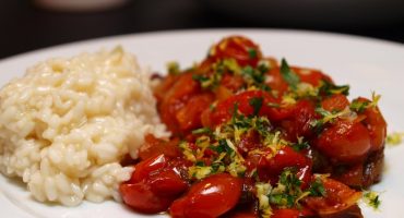 Image: Kalveentrecôte med tomatragu, gremolada og risotto