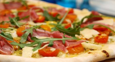 Image: Italiensk pizzabunn med pesto, parmaskinke og mozzarella