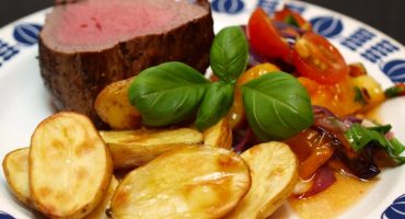 Image: Helstekt oksefilet med balsamicosaus og lun paprikasalat
