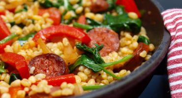 Image: Lun bulgursalat med chorizo, paprika og spinat