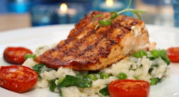 Image: Grillet laks med spinat- og erterisotto