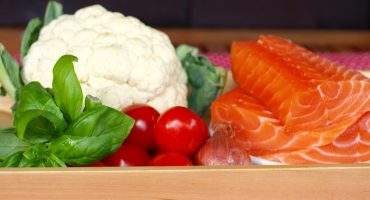 Image: Laks med sennepsbakt asparges, tomatsalat, spekeskinke og blomkålpurè