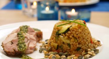 Image: Kylling lårstek med persillepesto og lun bulgursalat