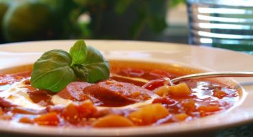 Image: Bønne- og pølsesuppe med hvitløkskrem