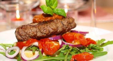 Image: Ostefylt hamburger med tomatpesto