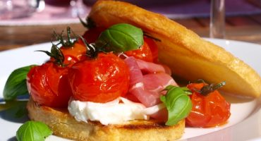 Image: Bruschetta med parmaskinke, mozzarella og konfiterte tomater