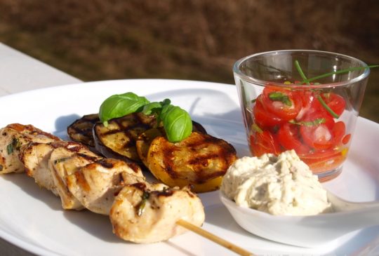 Image: Marinerte kyllingspyd med tomatsalsa, grillede grønnsaker og fetakrem