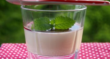 Image: Panna cotta med hvit sjokolade og bringebærcoulis