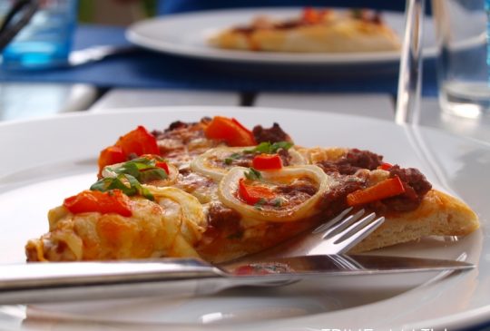 Image: Hje-je-je hjemmelaget pizza med kjøttdeig, løk og ost