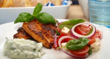 Image: Kylling med tomatsalat og tzatziki