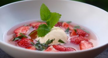 Image: Rabarbrasuppe med jordbær og vaniljeis