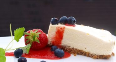 Image: Ostekake med pasjonsfrukt og jordbærsaus