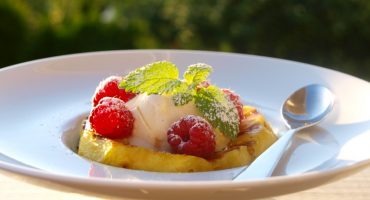 Image: Grillet honningglassert ananas med bringebær og vaniljeis