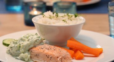 Image: Ovnsbakt laks med tzatziki og gulrøtter