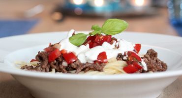 Image: Pasta med kjøttdeig, tomatsalsa og hvitløkskrem