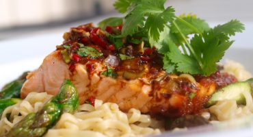 Image: Laks med spicy soyasaus, asparges og eggnudler