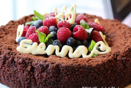 Image: Mørk sjokoladekake med friske bær, mynte og hvit sjokolade til Sienna Maries dåp