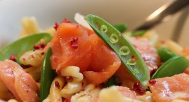 Image: Kremet pasta med røkt laks, sukkererter og rosèpepper