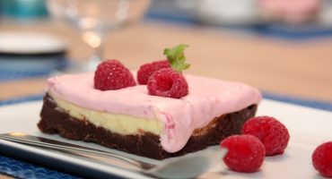 Image: HUMMINGBIRDS BROWNIE- OG OSTEKAKE MED BRINGEBÆRKREM