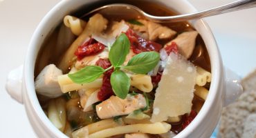 Image: Kyllingsuppe med pasta, vårløk og soltørket tomat