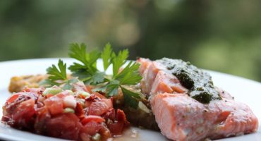 Image: Laks med potetrøsti, tomatsalsa og pesto