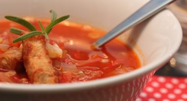 Image: Linsesuppe med strimlet svinekjøtt og pestotortillas