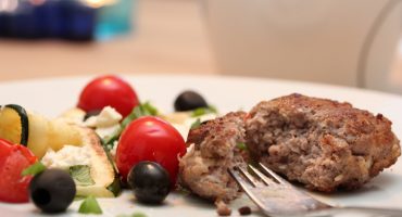 Image: Lammekarbonader med squash, tomat, oliven og feta