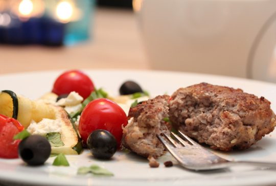 Image: Lammekarbonader med squash, tomat, oliven og feta