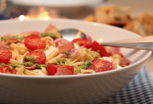 Image: Pasta med skinke, tomat, mozzarella og pesto