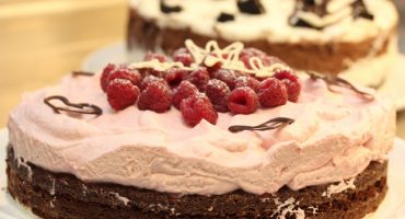 Image: Sjokoladekake med bringebærkrem til Anines navnefest