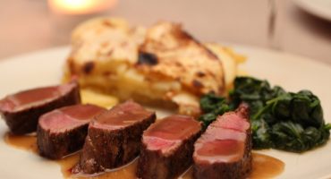Image: Reinsdyrfilet med sellerigrateng, smørdampet spinat og viltsaus