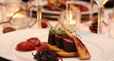 Image: Reinsdyrfilet med plommer, glasert persillerot, rødløkskompott og rødvinsaus